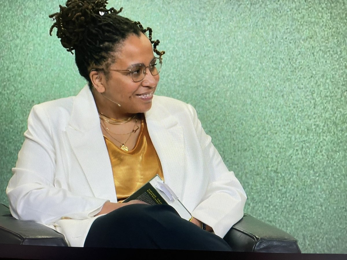 Die wunderbare @TupokaOgette liest heute im Literaturhaus München aus ihrem neuen Werk ‚Und jetzt Du. Rassismuskritisch leben.‘ Zum Glück gibts einen Live Stream. #ExitRacism