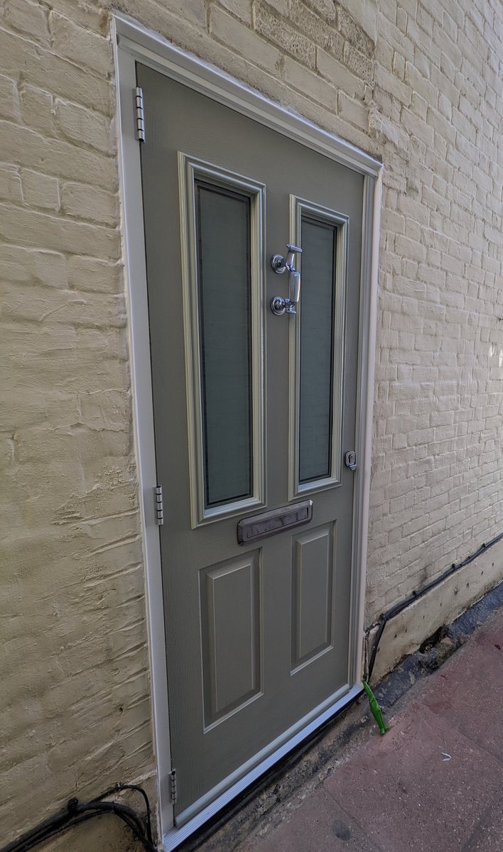 RockSolidoors's tweet photo. An elegant Painswick Ludlow 2 Solidor alongside a Premium Doctors Knocker with Victorian glass design and the super secure Avocet ABS lock fitted in #StAlbans
Contact us for a No Obligation Quote!
@Solidorltd @avocetabs #abslocks
#solidor #homeimprovements #compositedoor https://t.co/KN2ZF5Ue7H