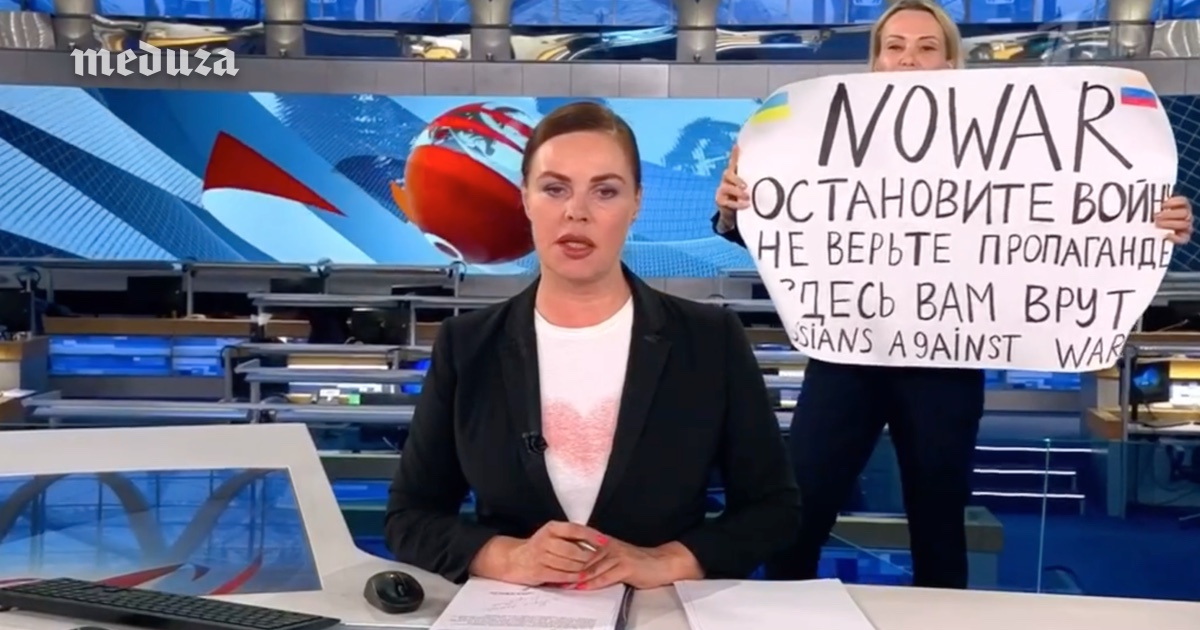During tonight's Russian state news broadcast on Channel One, an editor at the network named Marina Ovsyannikova ran on stage with an anti-war banner. She also prerecorded a statement. Meduza translated it in full. meduza.io/en/short/2022/…