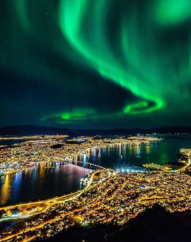 Tromso at night in Norway 🇳🇴❤️💙💚