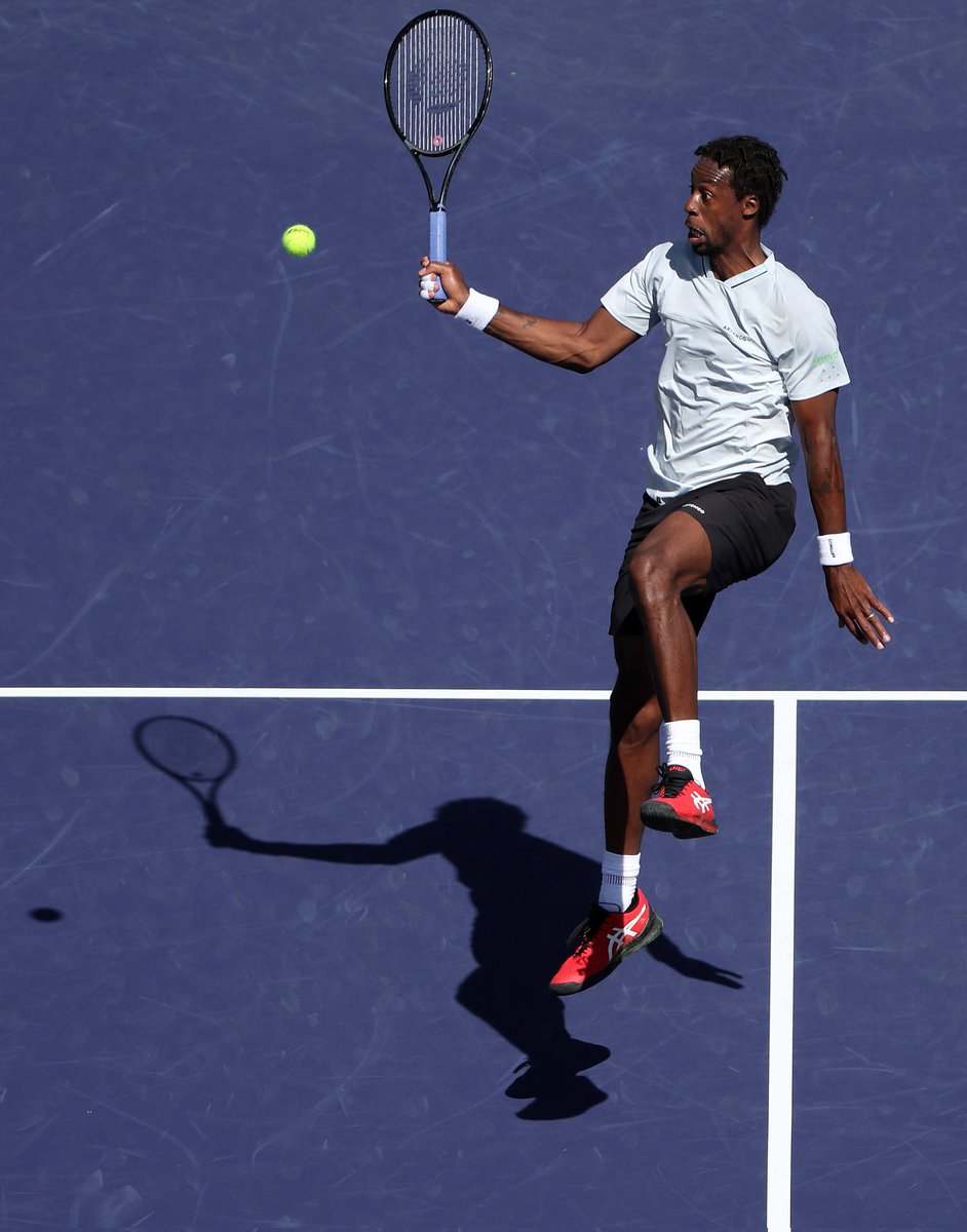 WeAreTennisFR's tweet photo. ÉNOOOORME GAËL ! 

Exploit majuscule de Gaël Monfils qui sort le futur ex N°1 mondial Daniil Medvedev 4-6 6-3 6-1 pour continuer en 1/8 de finale au @BNPPARIBASOPEN 💪🏿

(📸 @BNPPARIBASOPEN) https://t.co/rAJcYjEBzC