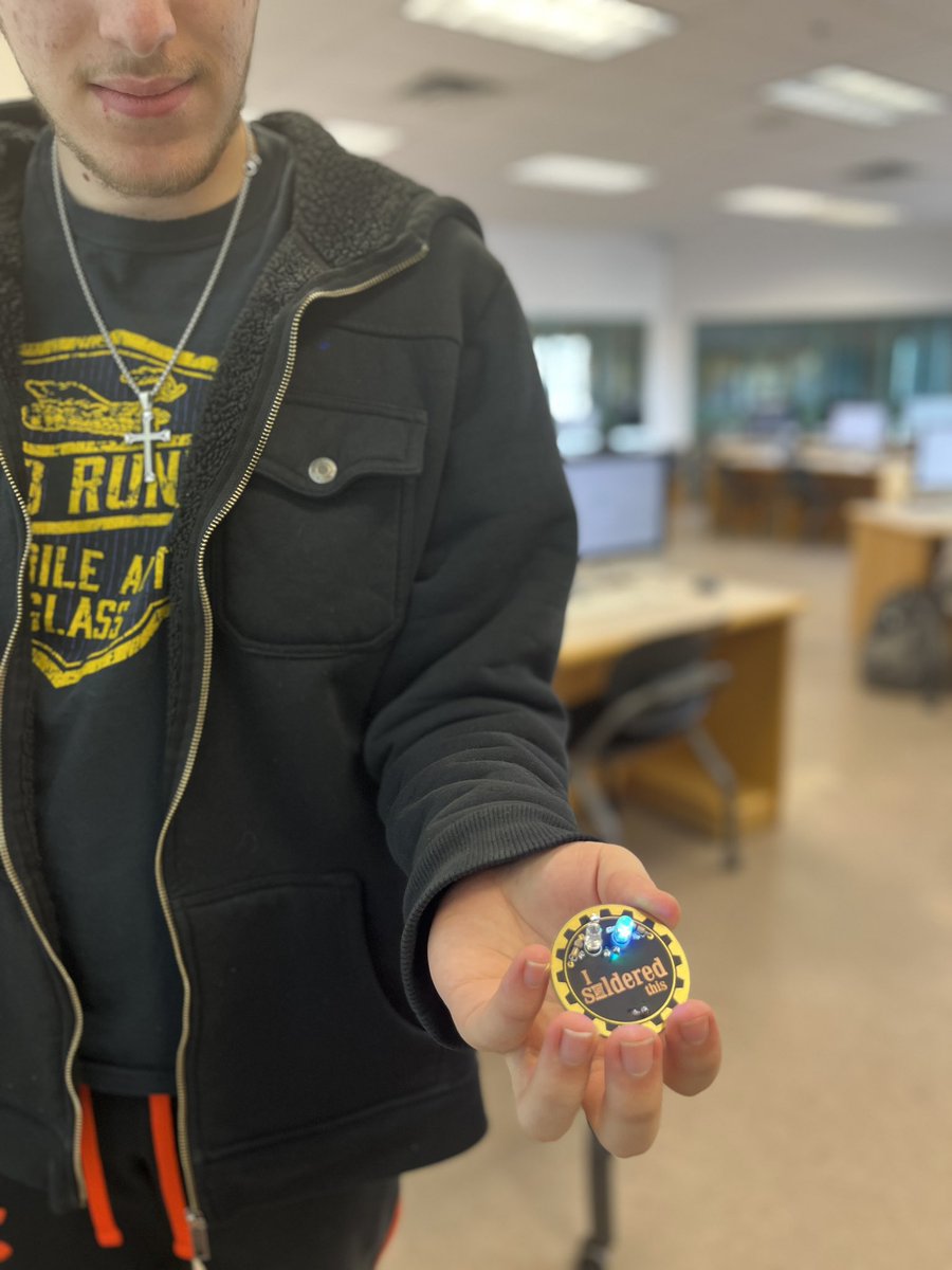 marylgrant's tweet photo. IT Essentials Fun!
Future IT Technicians!
@BVHS_Bobcats Ss soldering and checking out the different parts of computer. Thank you to @GordGoss and the #rvsed IT Crew for supplying us with the hardware! #bvcares #techcrew https://t.co/TvMrC4iNH6