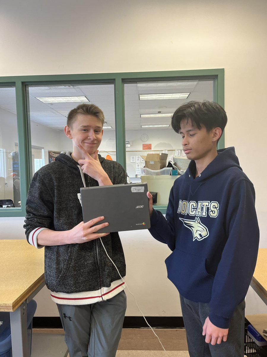 marylgrant's tweet photo. IT Essentials Fun!
Future IT Technicians!
@BVHS_Bobcats Ss soldering and checking out the different parts of computer. Thank you to @GordGoss and the #rvsed IT Crew for supplying us with the hardware! #bvcares #techcrew https://t.co/TvMrC4iNH6