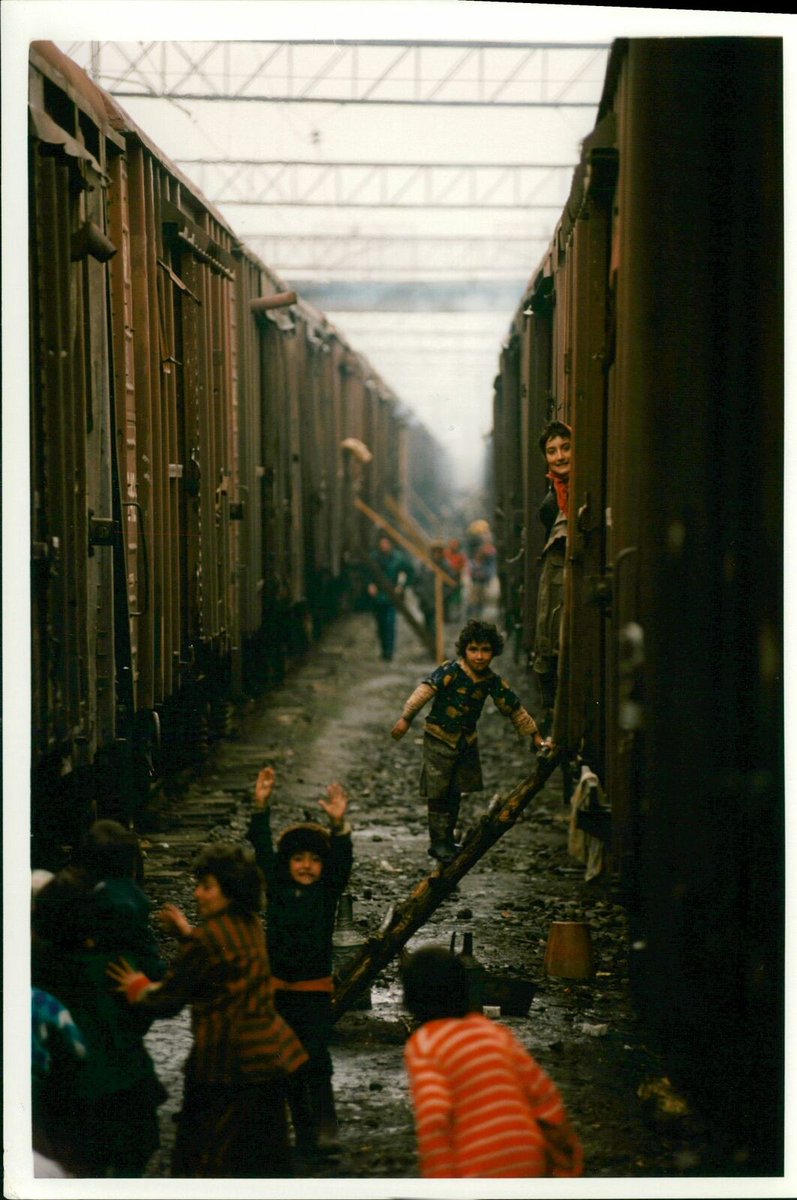 rasulhasancom's tweet photo. Refugees lived on wagons for many years after Armenian troops invaded Azerbaijani territories. As you can see from the pictures, the living conditions are very difficult. 1994, Azerbaijan. Photographer Paul Grover / The Daily Telegraph. https://t.co/sloepE94uf