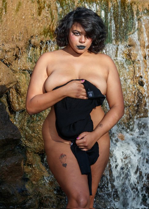 Honey Valencia’s pics and videos