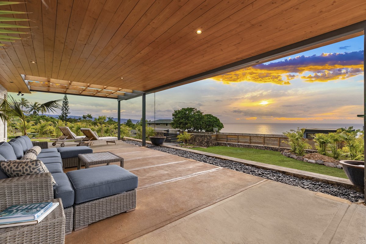 Do you want to make this the home where you stay for your next Hawaiian vacation? Watch the sunset on Oahu's North Shore while staying in the hills of Pupukea on this breathtaking half-acre property.

#oceanviews #hawaiianvacation #northshorehawaii

evrhi.com/vrp/unit/Hale_…