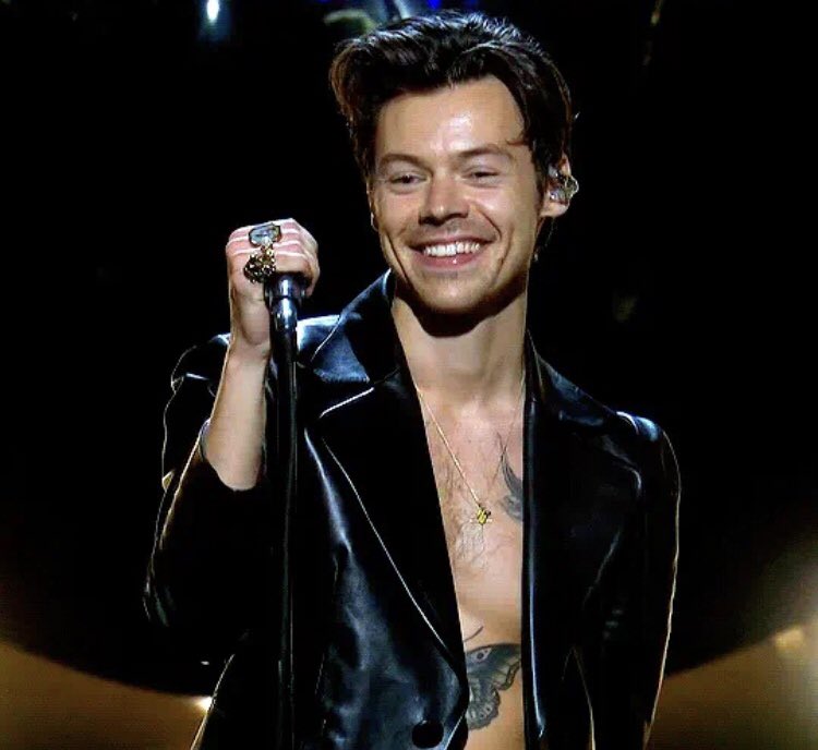 TheHarryNews's tweet photo. 1 year since Harry became a GRAMMY winner and forgot to pick up the award after his speech 🥺 and gave an incredible opening performance of the show. 🖤🧡 https://t.co/CPBsDkRWou