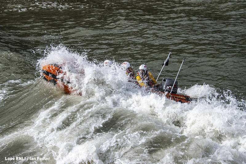 LooeRNLI's tweet photo. Our Looe @RNLI D Class doing what it does best, dealing with a large surf during last Sundays training exercise
Repositioning the D Class Ollie Naismith in the river after veering down our volunteer crew had to keep an eye on the size of the incoming wave sets.
#trainonesavemany https://t.co/qZmLrN8jKA
