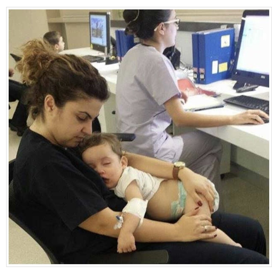 Biri hasta diğeri de bırakacak kimse olmadığı için iki çocuğu ile nöbet tutan doktor. Bütün kalbimle özellikle bu doktor hanımın başta olmak üzere, tüm meslektaşlarımın #14MartTıpBayramını kutlarım. #hekimlertakiplesiyor