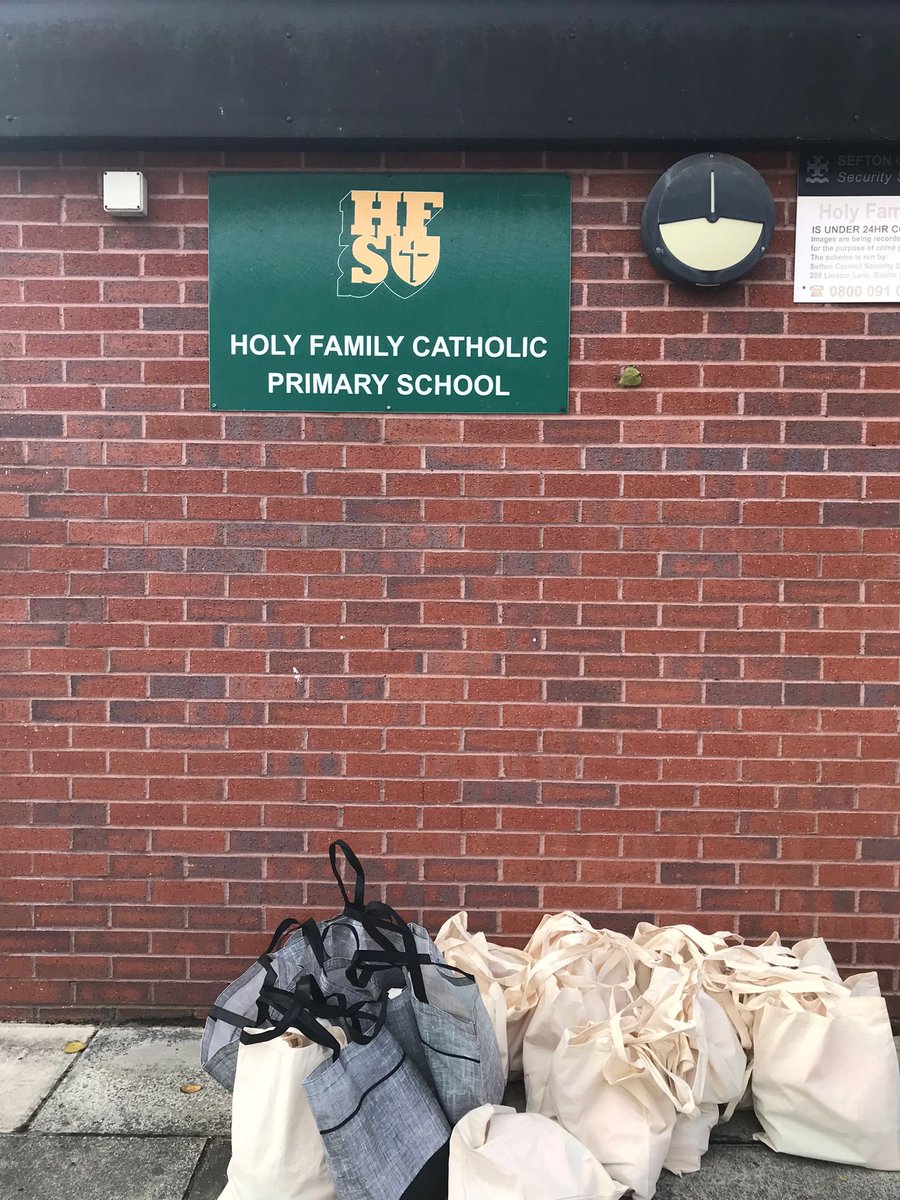 tlrbox21's tweet photo. Some volunteer action shots, dropping of our First Period Packs to school in Sefton! With your help and donations, we are able to do this for many schools who are onboard in tackling period poverty in our community.❤️✨

#donations #support #thelittleredbox #sefton #liverpool https://t.co/LTypKruN8A