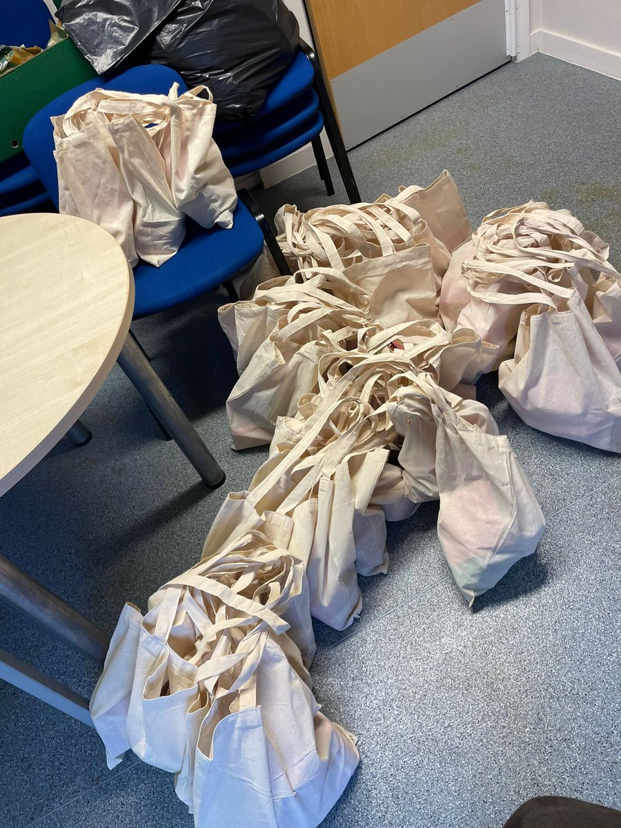 tlrbox21's tweet photo. Some volunteer action shots, dropping of our First Period Packs to school in Sefton! With your help and donations, we are able to do this for many schools who are onboard in tackling period poverty in our community.❤️✨

#donations #support #thelittleredbox #sefton #liverpool https://t.co/LTypKruN8A