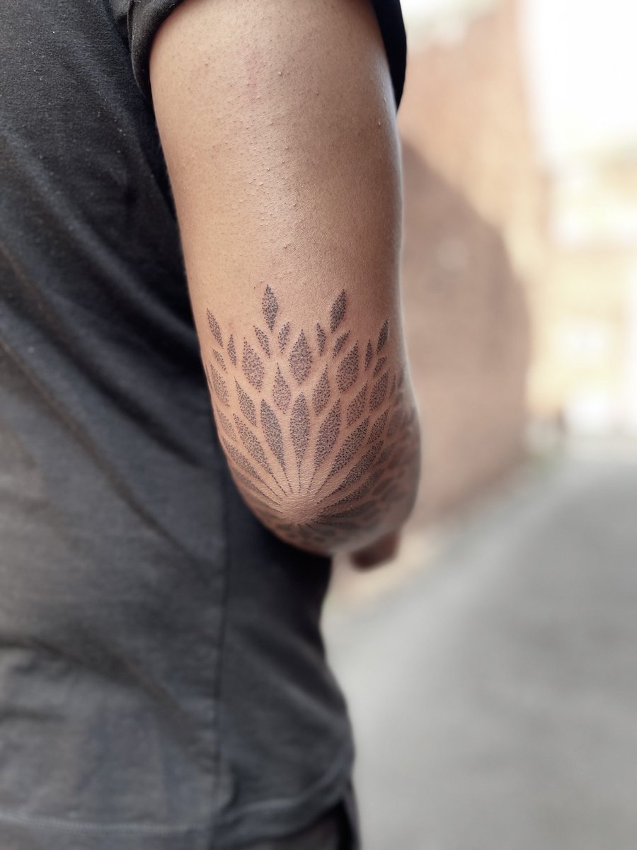 kylomoo's tweet photo. Double elbow for H. 
•
#tattoo #tattoos #tattooart #dotwork #tatt #elbowtattoo https://t.co/WhsqOaJzJ1