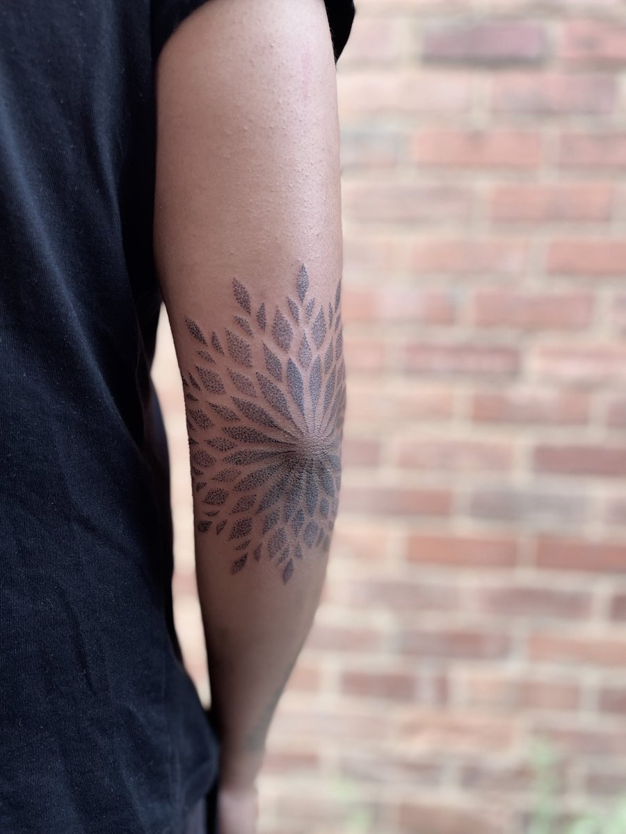 kylomoo's tweet photo. Double elbow for H. 
•
#tattoo #tattoos #tattooart #dotwork #tatt #elbowtattoo https://t.co/WhsqOaJzJ1