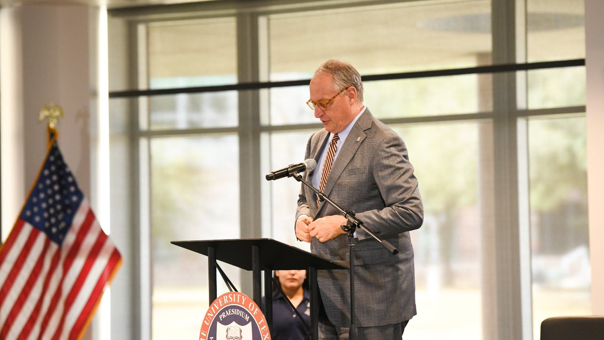 UTSA's tweet photo. Behind the scenes at today’s Promise Plus news conference with @UTSystem, @JBMilliken, @PresidentEighmy, and @Menendez4Texas 🤙

#UTSA #PromisePlus #BoldPromise https://t.co/JD6ORZzQeG
