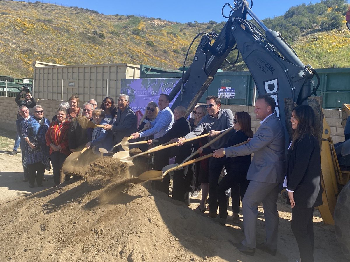 Pilar4CA's tweet photo. I’m happy be a supporter of the new @BridgeToHome facility in Santa Clarita, which helps 60 unhoused folks get on their feet w/ a tech center for job searches &amp; support to get permanent housing, plus running water &amp; bathrooms! Critical progress for our community. #BridgeToHome https://t.co/R8JaQDVU2o
