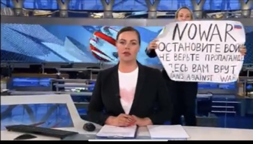 A definição de coragem. 

Hoje uma jornalista invadiu o direto da maior estação de televisão russa com um cartaz onde escreveu: “Não à guerra. Não acreditem em propaganda. Eles estão a mentir-vos”.

O nome dela é Marina Ovsyannikova.