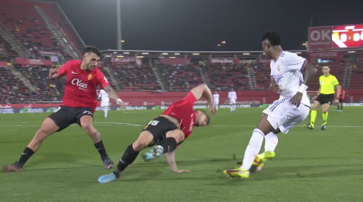 XavsFutbol's tweet photo. Vinicius has them breakdancing. https://t.co/Fq579HT212