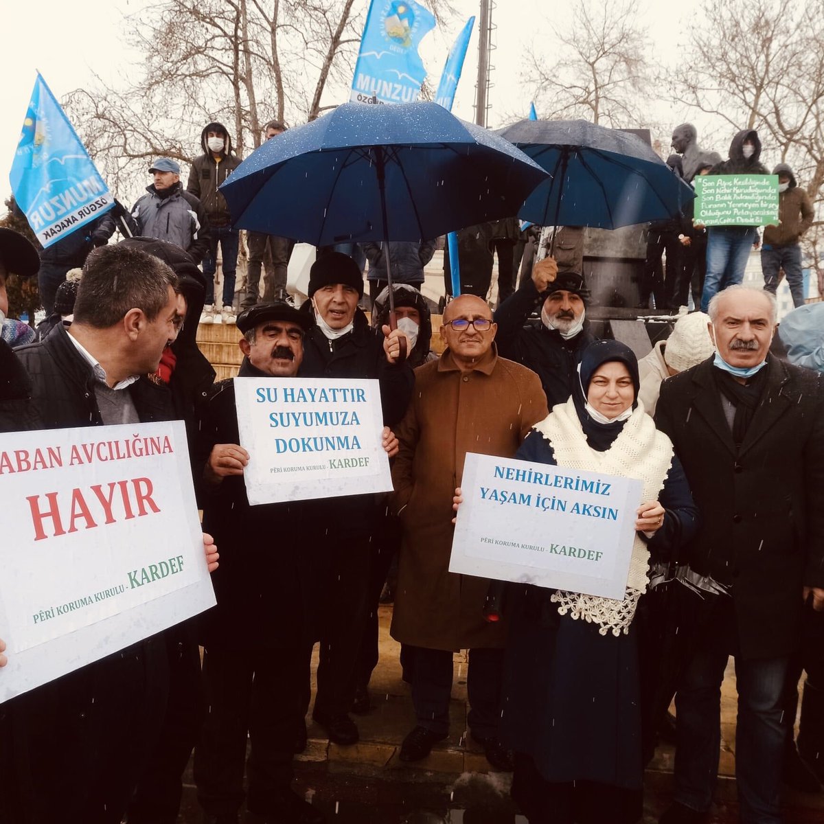 kar_def's tweet photo. 14 MART DÜNYA NEHİRLER GÜNÜ 

KAR-DEF olarak nehirlerimiz, doğamız ve suyumuz için Kadıköy Rıhtımda buluştuk.

Nehirlerimiz yaşam kaynağımızdır. Suyumuza doğamıza sahip çıkalım!

Nêçîrvanî, kujerîya tevahî xweza û civakê ye!

Karakoçan Dernekleri Federasyonu 
KAR-DEF

#Karakoçan https://t.co/QjsWKxv9io