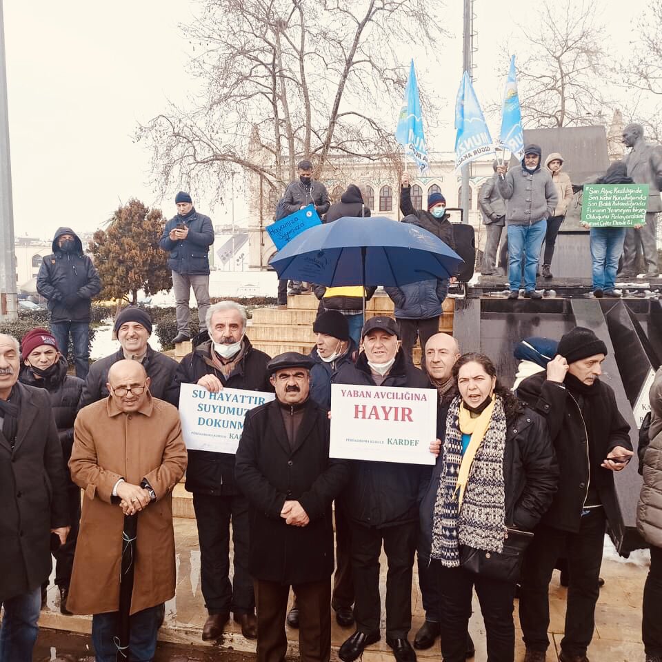kar_def's tweet photo. 14 MART DÜNYA NEHİRLER GÜNÜ 

KAR-DEF olarak nehirlerimiz, doğamız ve suyumuz için Kadıköy Rıhtımda buluştuk.

Nehirlerimiz yaşam kaynağımızdır. Suyumuza doğamıza sahip çıkalım!

Nêçîrvanî, kujerîya tevahî xweza û civakê ye!

Karakoçan Dernekleri Federasyonu 
KAR-DEF

#Karakoçan https://t.co/QjsWKxv9io
