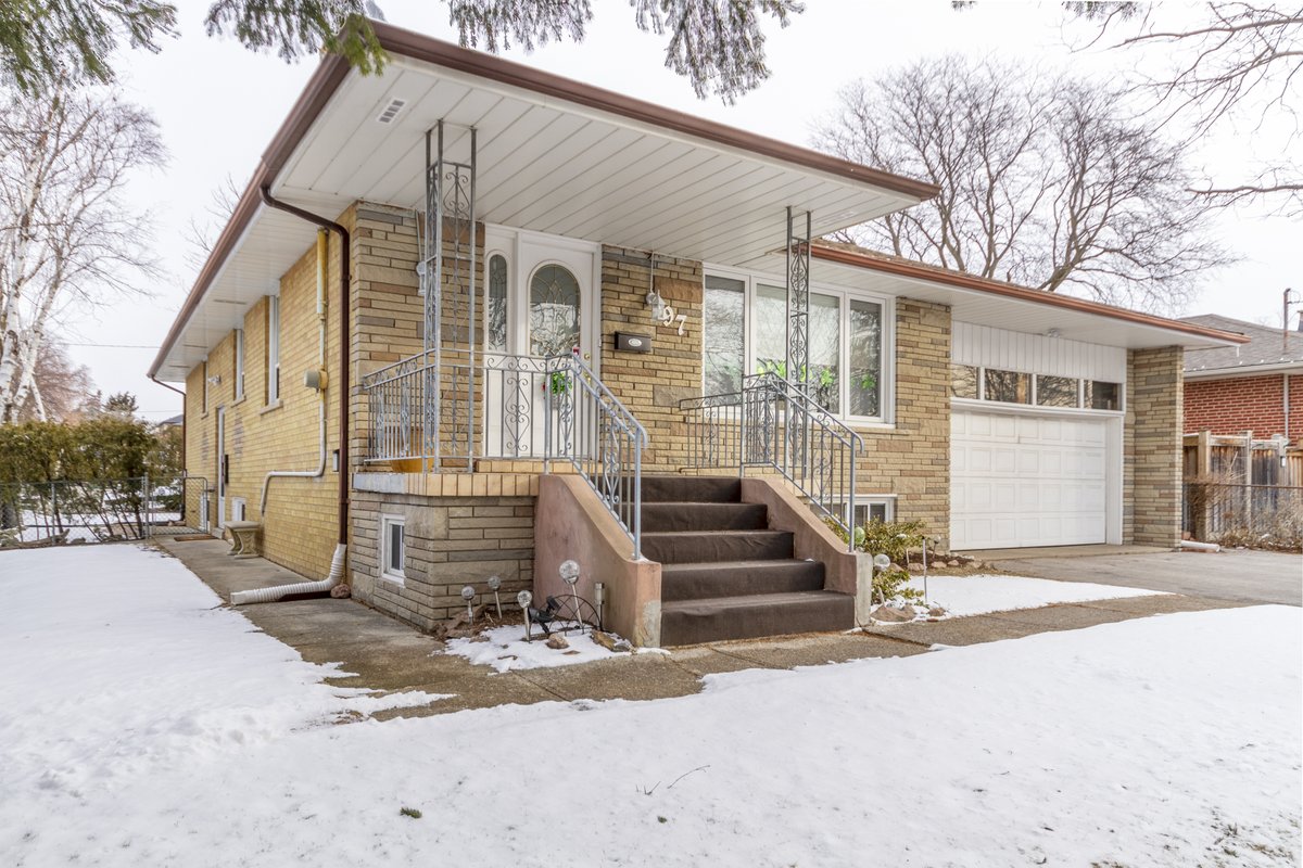 crescentreal's tweet photo. -- Just Listed! --
This big and bright renovated lower unit, approx 1200 sqft, has full ceiling height, plenty of storage, and all-inclusive rent covering utilities, 1 outdoor parking spot, wifi, and shared laundry. 
Contact us to book appt/speak with Listing Agent! https://t.co/d93w5rApvm