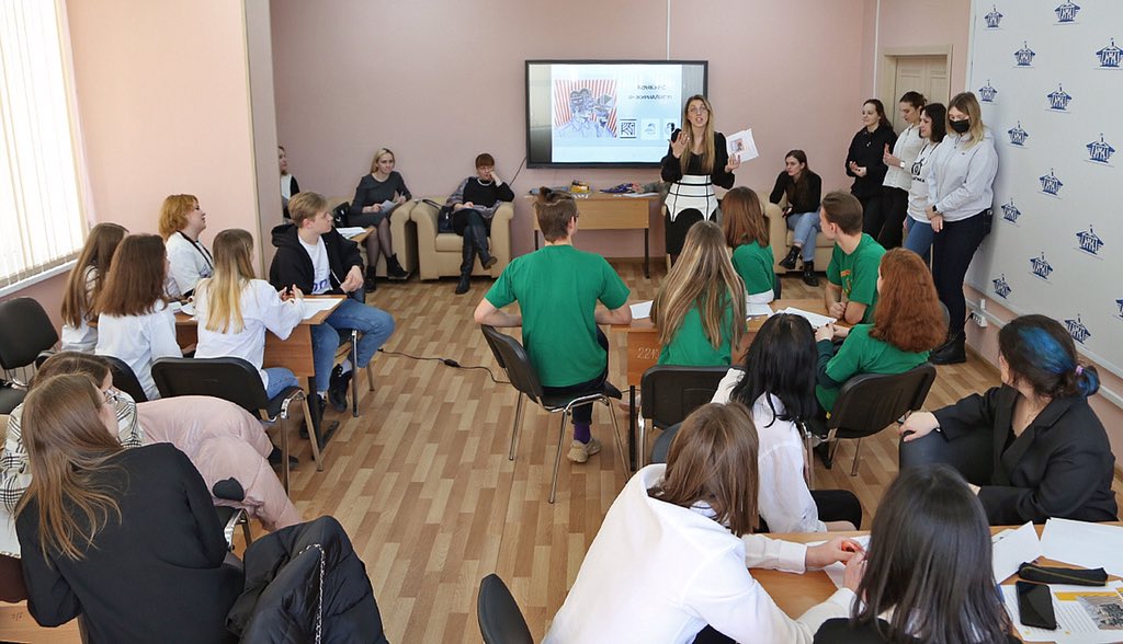 VSTUnews's tweet photo. В #ВГТУ состоялся конкурс для старшеклассников «Я – журналист». Ежегодное мероприятие проводится кафедрой русского языка и межкультурной коммуникации ВГТУ в рамках Школы современной филологии и журналистики.
https://t.co/BzddX0ZhXu
#опорныйвуз #Воронеж https://t.co/gxcebZpN3T