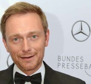 Befix1's tweet photo. Schnell !! Gebt ihnen Tankgutscheine, bevor sie merken, dass sie gar nicht auf ihr Auto angewiesen sind https://t.co/TohOnejNOk
