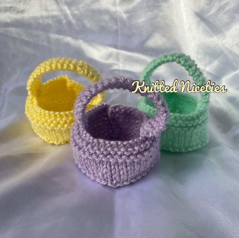 KnittedNiceties's tweet photo. #1pmlunch 
Who likes the #pastel shades I chose for my #Easter themed gifts? 
#easterbaskets #ecofriendly cloths &amp; handmade #soaps... as well as little #hairslides for the little #Princess in your life 

https://t.co/zLm3j6tFS2 https://t.co/CqIRoEa4QM