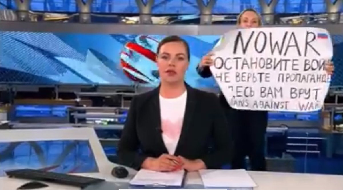 This incredibly brave reporter ran on to Channel One's live broadcast in Russia with a sign that read “No war…Don’t believe the propaganda. They’re lying to you here.” Read the thread below to see the translation of the video she recorded just before. #Russians #Ukrainian #Yac