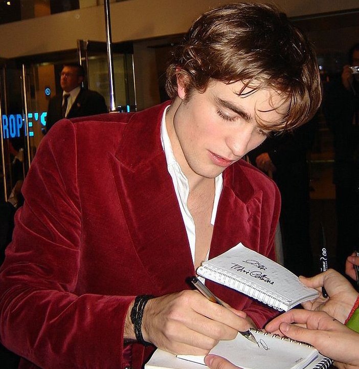 yayodiary's tweet photo. Robert Pattinson at The Goblet Of Fire premiere in 2005 https://t.co/oT9feZexoG