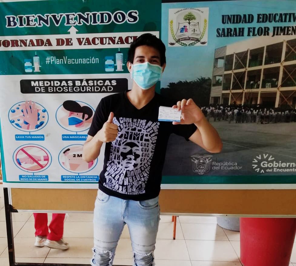 Salud_Guayas's tweet photo. #PlanVacunación | "La mascarilla y el alcohol gel son parte de mi rutina diaria. Para sentirme más seguro y evitar el contagio he venido a la Unidad Educativa #SarahFlor a recibir mi segunda dosis de la #VacunaCOVID19", expresó Jesús Arana.
#VacunadosEstamosSeguros https://t.co/QykLzcHQry