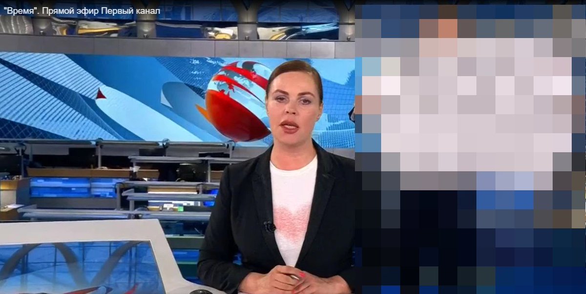 Conformément à la loi sur la censure les médias russes floutent l'image de la pancarte anti-guerre que #MarinaOvsyannikova a montré en direct ce soir.
Montrons à Poutine ce qu'est l'effet Streisand en faisant tourner l'image d'origine. #нетвойне