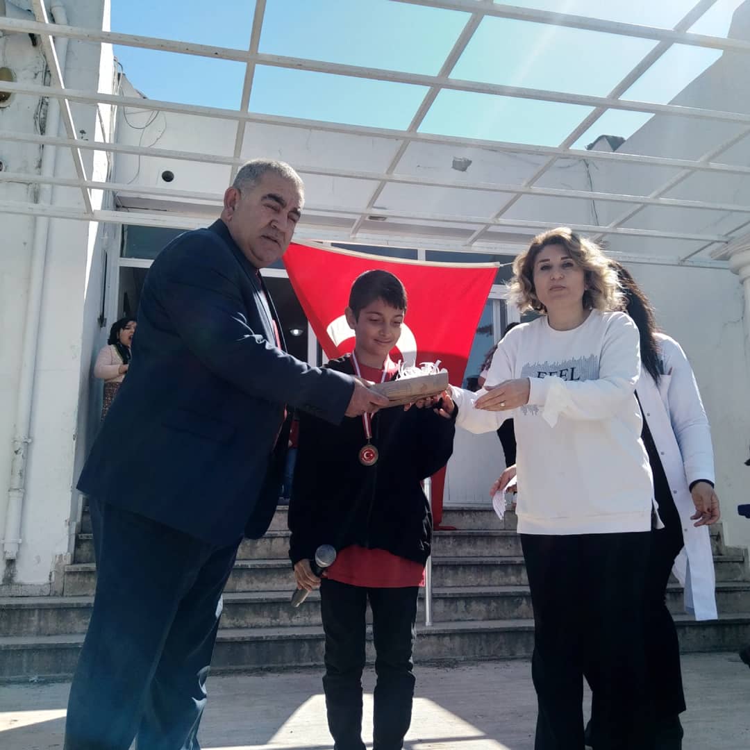 Okulumuz 4- C sınıfı öğrencilerinden Ali Koray AYDIN Marmara Koleji bursluluk sınavında %100 burs almış olup,Uğur Okulları Bodrum 1.si 
Bahçeşehir Koleji Bodrum 3.sü 
olarak okulumuzu başarıyla temsl etmiştir <a href="/bodrumMEM/">Bodrum İlçe MEM</a> <a href="/akmeseibrahim/">Halil İbrahim Akmeşe 🇹🇷</a> <a href="/MesutTOPALOLU/">Mesut TOPALOĞLU</a> <a href="/Edizetin5/">Ediz Çetin</a>