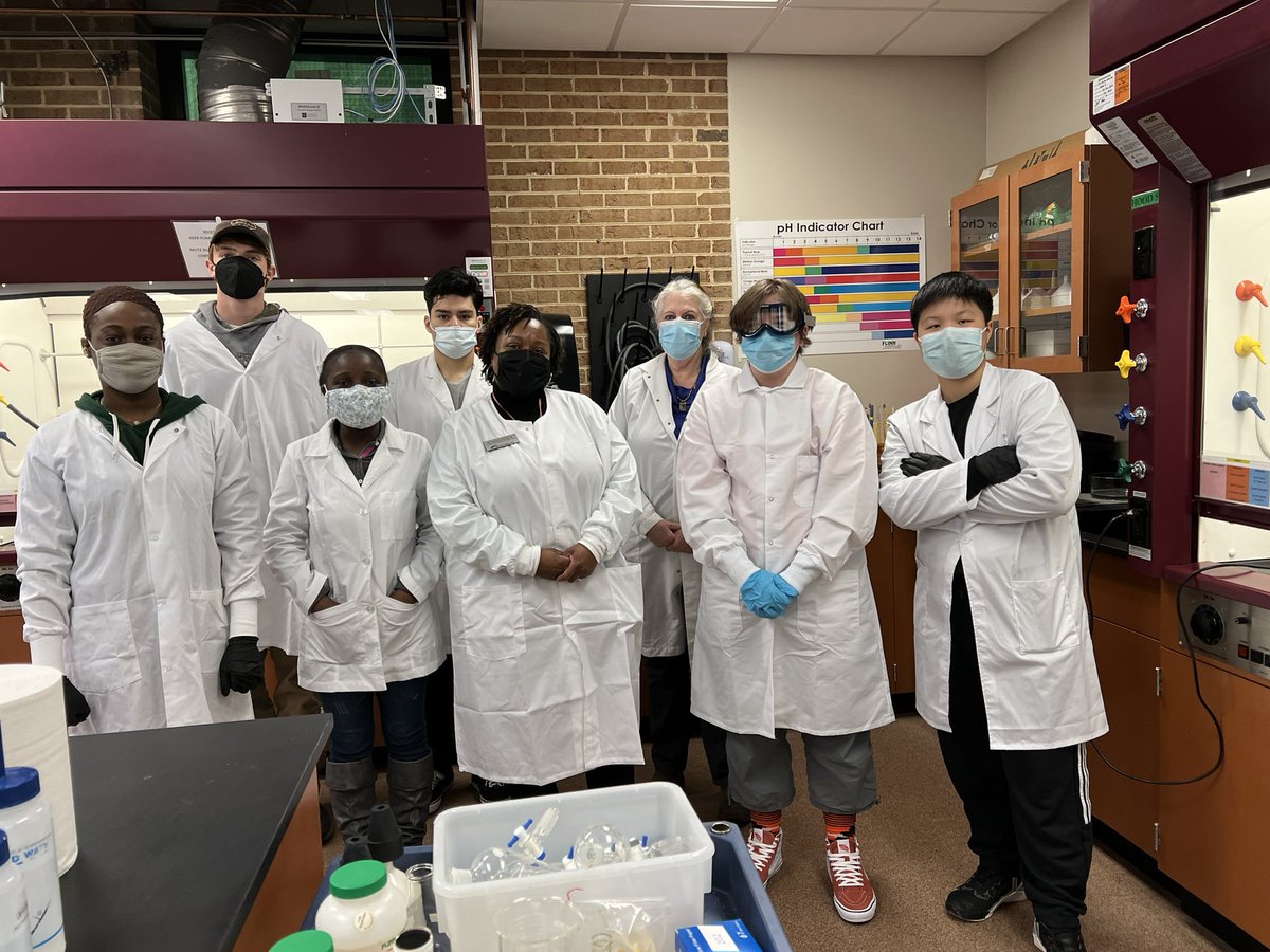 justbrashaw's tweet image. It was a happy Monday at @FrederickCC. Today I attended Dr. Debbie Ellis’ chemistry class. #funners #collegestudents🥰