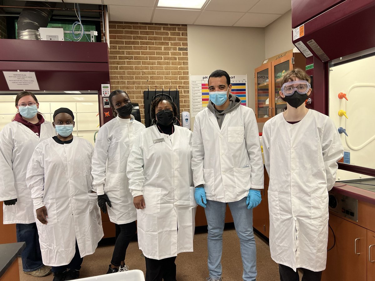 justbrashaw's tweet image. It was a happy Monday at @FrederickCC. Today I attended Dr. Debbie Ellis’ chemistry class. #funners #collegestudents🥰