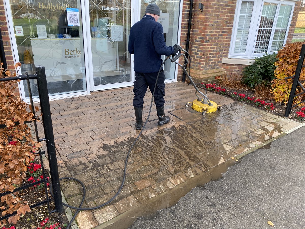 MarkProCleaning's tweet photo. Shammers doing what he does best #jetwash #TunbridgeWells #Hollyfields #Hawkenbury #windowcleaning https://t.co/cND8P2mixl