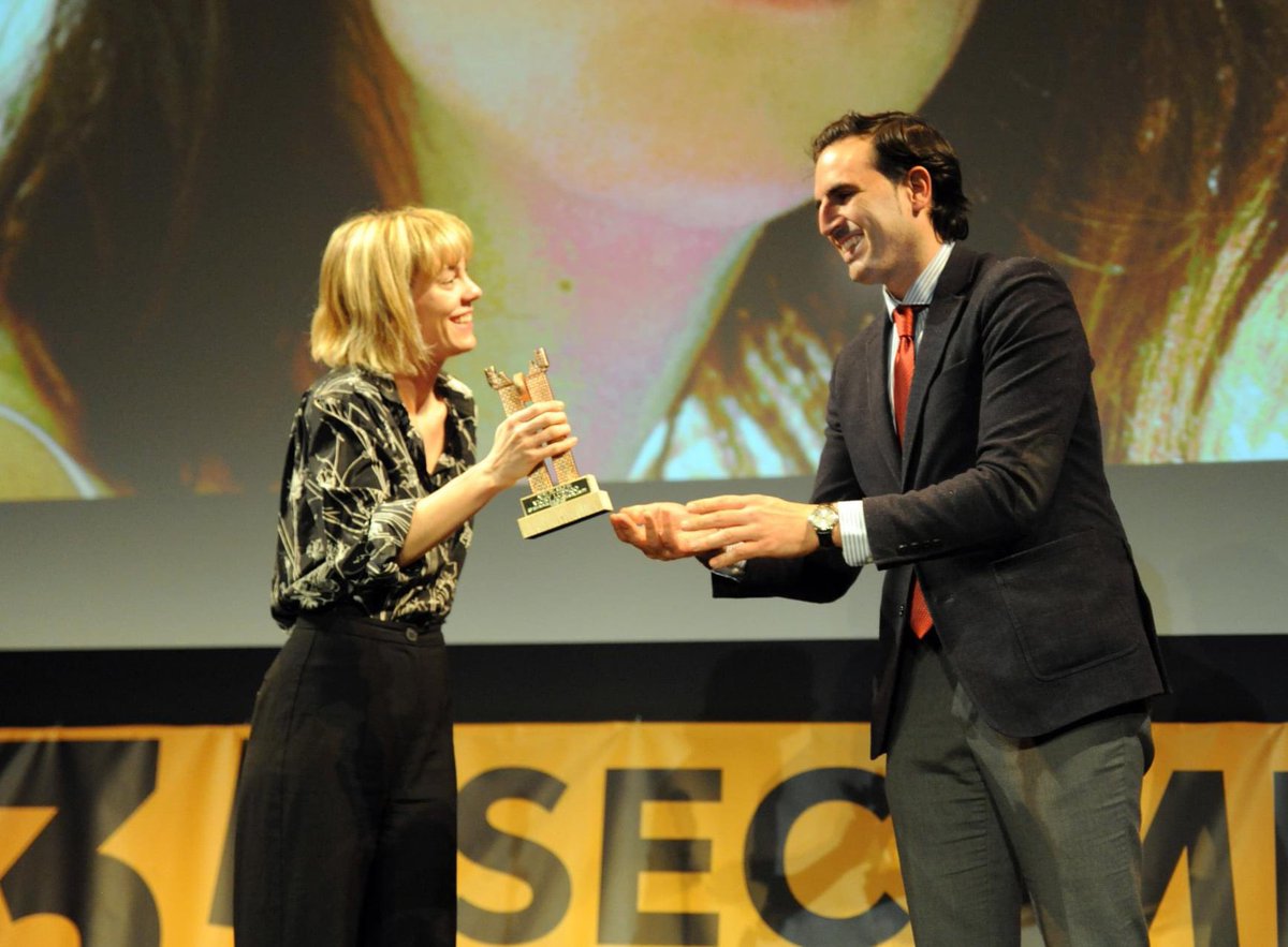 GuzmanGomezMdC's tweet image. Entregar el #roel a la actriz del S. XXI de la @FestivalCineMed a @vickyluengo siempre es un orgullo como #alcalde @AyuntamientoMDC 
Además de gran actriz, nos ha demostrado es que es sencilla, humana y generosa con sus compañeros. Deseo que sigas cosechando muchos éxitos!!