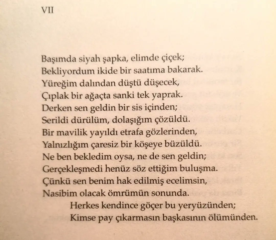 "Herkes kendince göçer bu yeryüzünden
Kimse pay çıkarmasın başkasının ölümünden."

#MetinAltıok 82 Yaşında!
(14 Mart 1940 - 9 Temmuz 1993)
📗: Bir Acıya Kiracı, S.400
