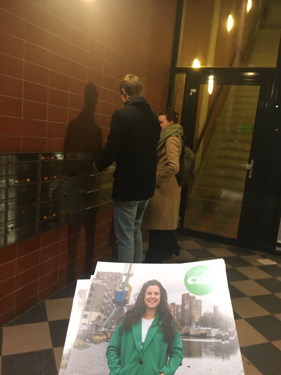 Hinke_dg's tweet photo. Flyeren tot de laatste uurtjes. Nog 47 uur totdat de stembussen sluiten..
#thuisindenhaag #laakhavens #nummer3 @CDADenHaag #gemeenteraadsverkiezingen https://t.co/C6AZgvX7ps