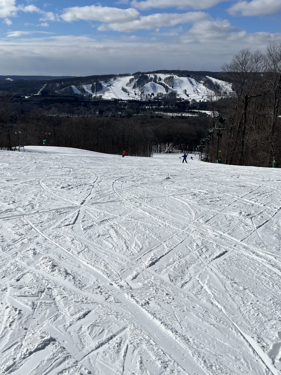 SueLakeLiving's tweet photo. I don't know a better way to spend your weekend then a ski trip around Traverse Bay! If you look closely, you can see Lake Michigan in the background! ⛷️
📸: Me
#ski #skitrip #skiing #snow #lakemichigan #lakelife #lakeliving #lakelifestyle #atthelake #onthelake #traversebay https://t.co/Ur9P1jYVbB