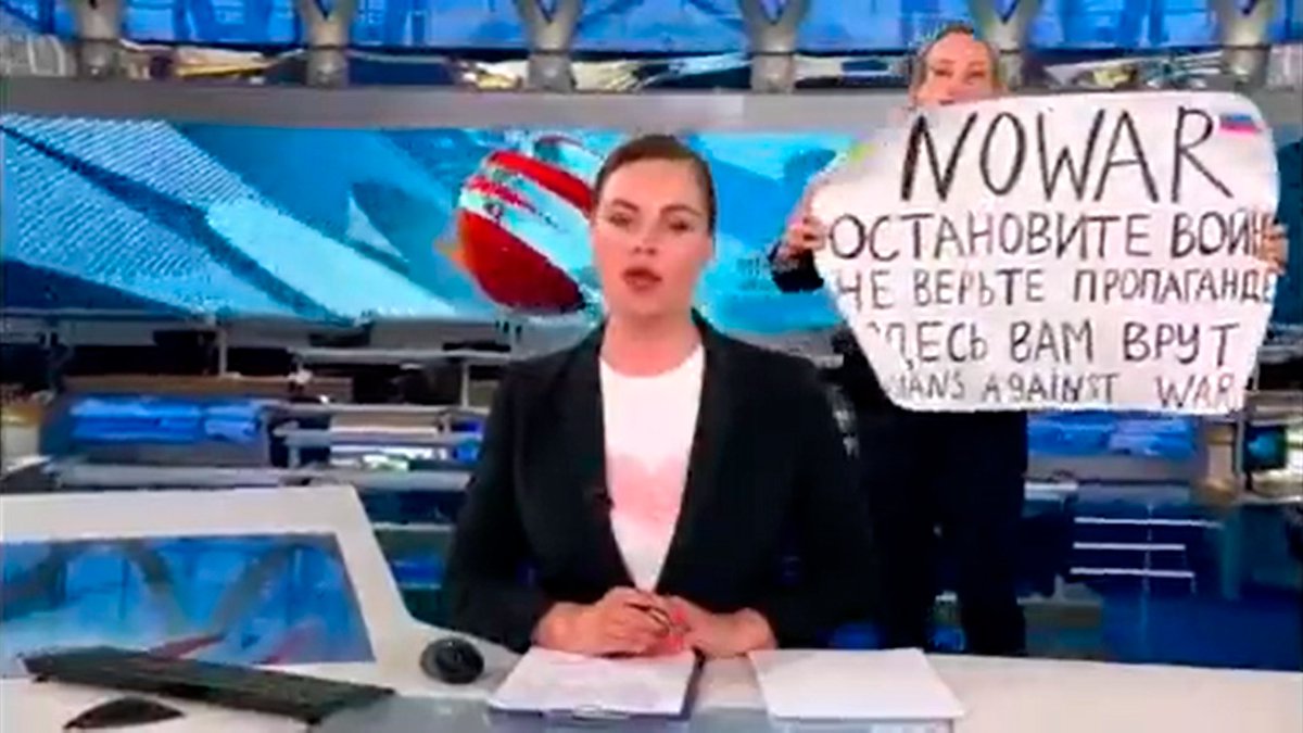 Una periodista d'una televisió russa irromp al plató: "No us cregueu la propaganda" bit.ly/3u3ua9Q