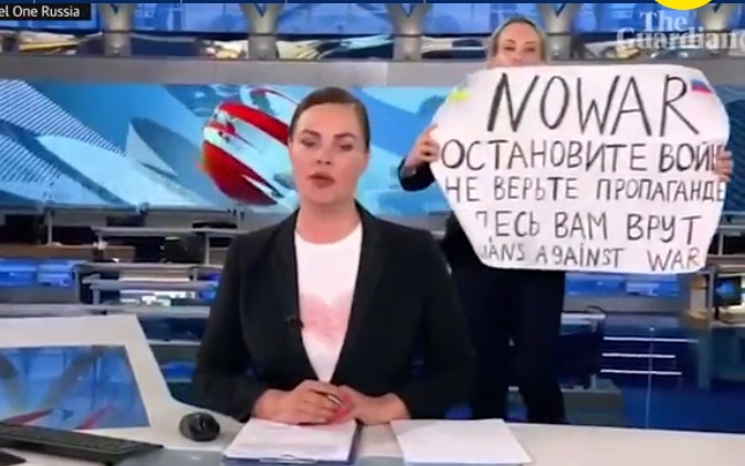 gaznewberry's tweet photo. Could land her with 15 years in prison…..she did it anyway 💪🏻💪🏻💪🏻 Marina Ovsyannikova https://t.co/o9MUGFaUPc