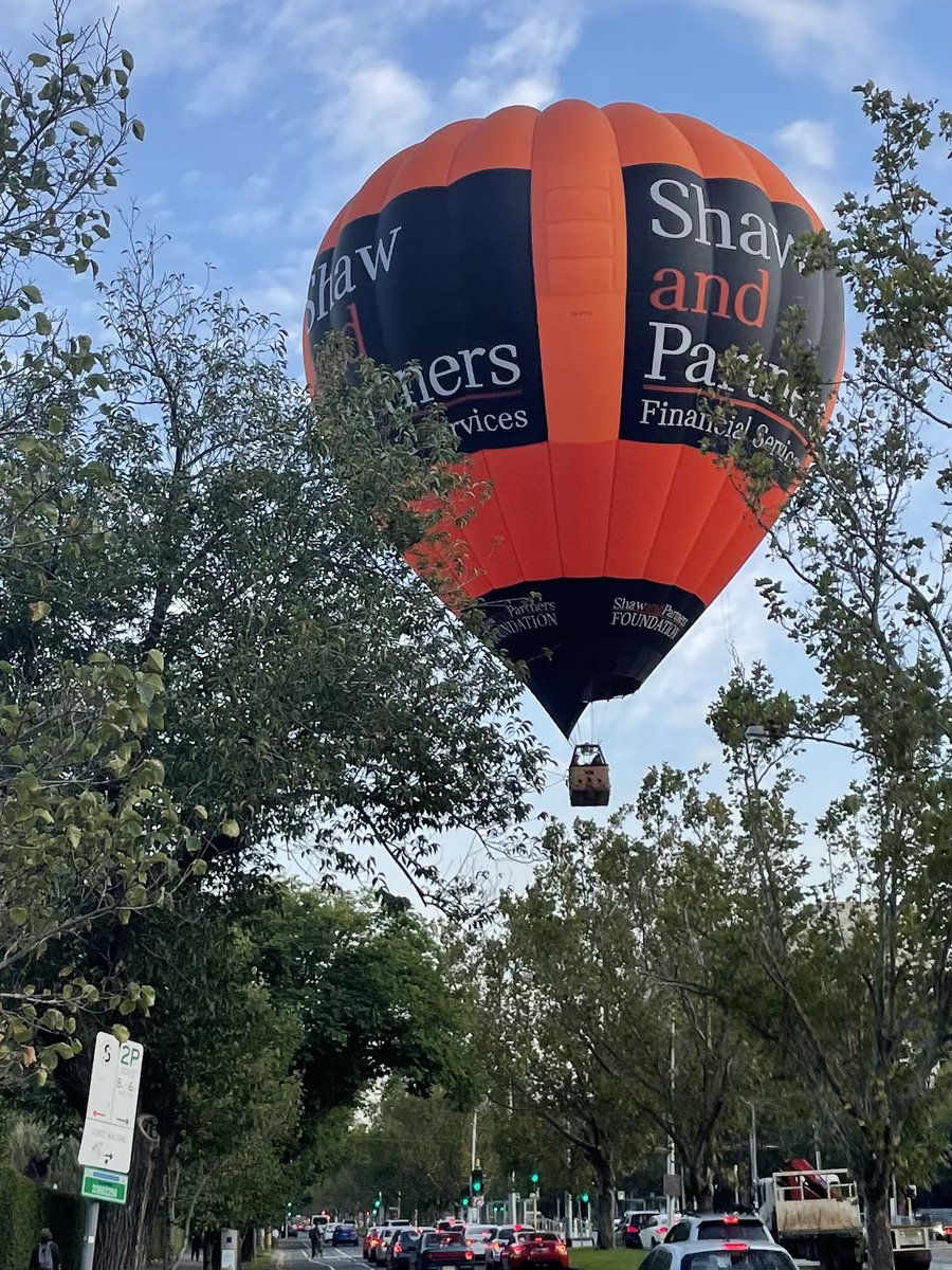 MelbConstrucLaw's tweet photo. ๐The things you see when riding to work!
(The balloon landed safely on a reserve next to St Kilda Rd - amazing work!) #MelbourneMagic https://t.co/S6wr23jYPt