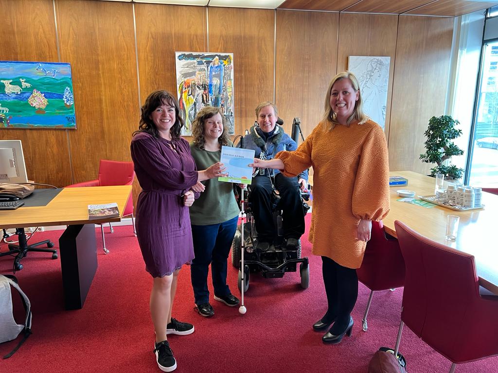 Vandaag presenteerden voorzitter van het Apcg <a href="/Marjoleinvand16/">Marjolein van den Broek</a> en 2 leden van de werkgroep #EigenRegie het boek Eigen Regie als Basis van de <a href="/cvinclusie/">Coalitie voor Inclusie Nederland</a> en de <a href="/geluksacademie/">Geluksacademie frl</a> aan wethouder van #Inclusie @MartienL.