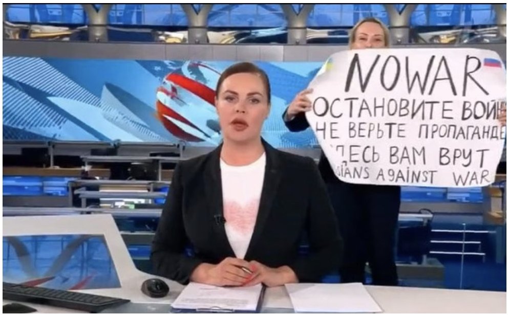pepefrutosal's tweet photo. Mis respetos a la compañera de la tele pública rusa que ha reclamado así el fin de la guerra y que se diga la verdad en su medio. Esta pancarta le puede suponer una condena de años de cárcel. Una mujer muy valiente, una periodista por la paz y la verdad. https://t.co/59N6c1WiPa https://t.co/IaZqPUChHs