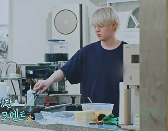 agust_cin's tweet photo. Yoongi cooking           Yoongi being
snacks                             the snack https://t.co/6KfZIf7oIX