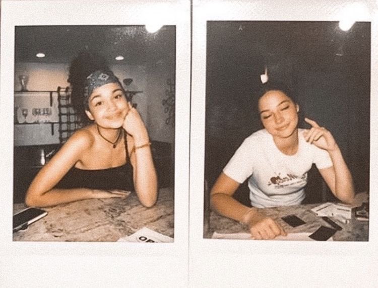 obxhcs's tweet photo. when sarah and kiara were “enemies” wherever sarah went, things reminded her of kiara. the beach, turtles, hippie bracelets, anything eco friendly, whenever she went to the mall &amp; saw photo booths bc she still has the photos of her and kiara still framed on her nightstand - alo https://t.co/j8zDIH2aZq