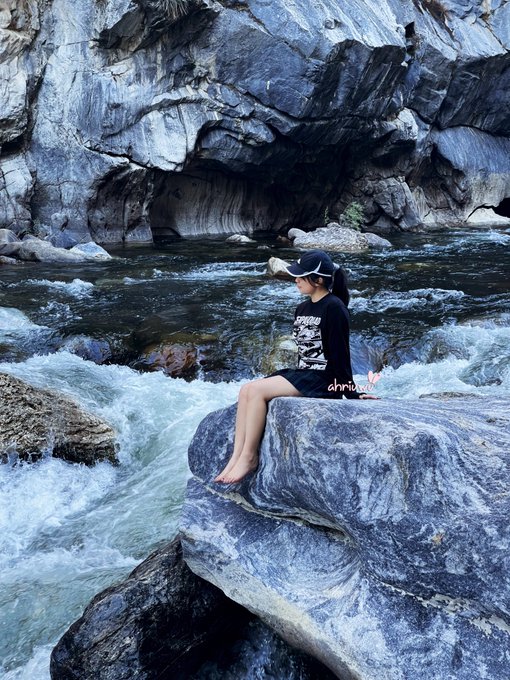 2 pic. where’s your fav getaway?
visited Sequoia National Forest recently and it was breathtaking! ?☀️

wearing
