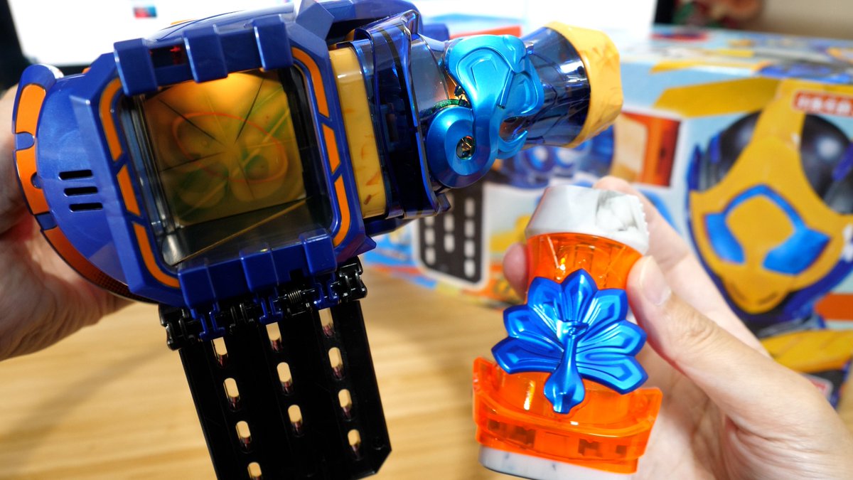 kyoryugerJP's tweet photo. 【リベラドライバー】ラブコフのセリフが可愛すぎる！仮面ライダージャンヌに変身！仮面ライダーリバイス 変身ベルト DXリベラドライバー https://t.co/l75GI7lrrH @YouTubeより https://t.co/orCmtHuVFy