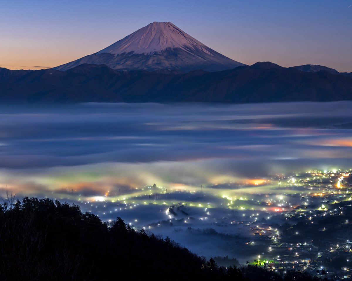 「夜明けの月焼け」 黎明の空に月の夕焼けに染まる富士山。足元には虹色雲海。 南アルプス市にて以前撮影