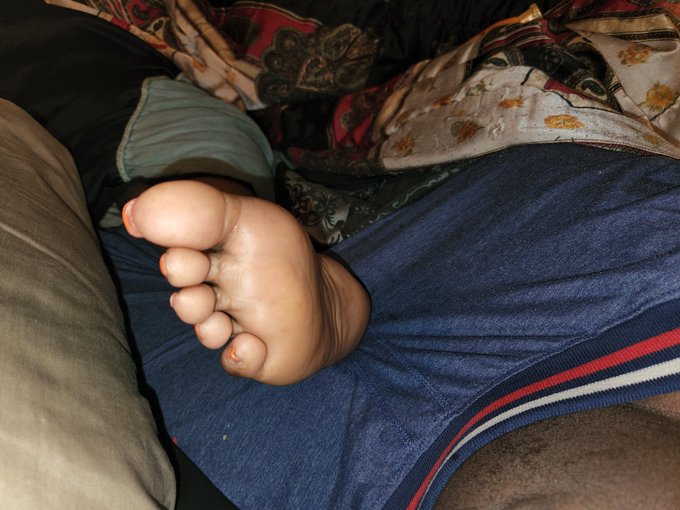 Should I 🤭 #Feet #Foot #footgoddess #domgirl #DominantWife #FootJoy #orange #bbw 😘 https://t.co/l2ob